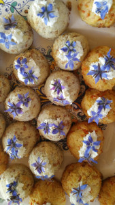 Macrons with cream cheese and borage flowers